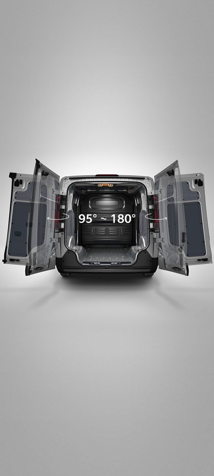 Heckansicht des Kia PV5 Cargo mit geöffneten Laderaumtüren, die den Öffnungswinkel der Türen zeigt.
